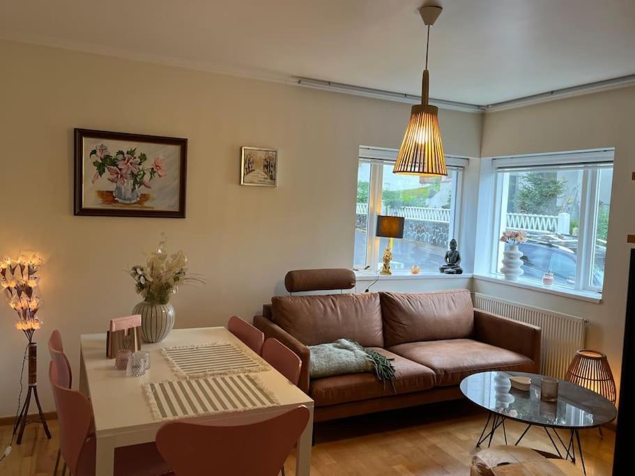 Charming 3 Bedroom Apartment Акурейри Екстериор снимка