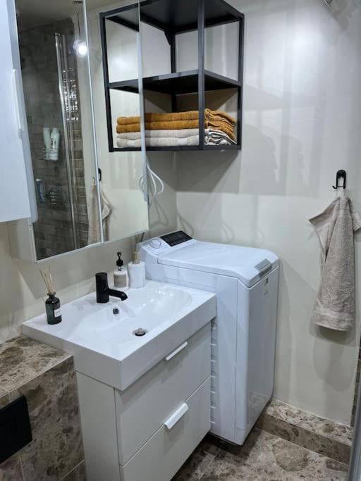 Charming 3 Bedroom Apartment Акурейри Екстериор снимка